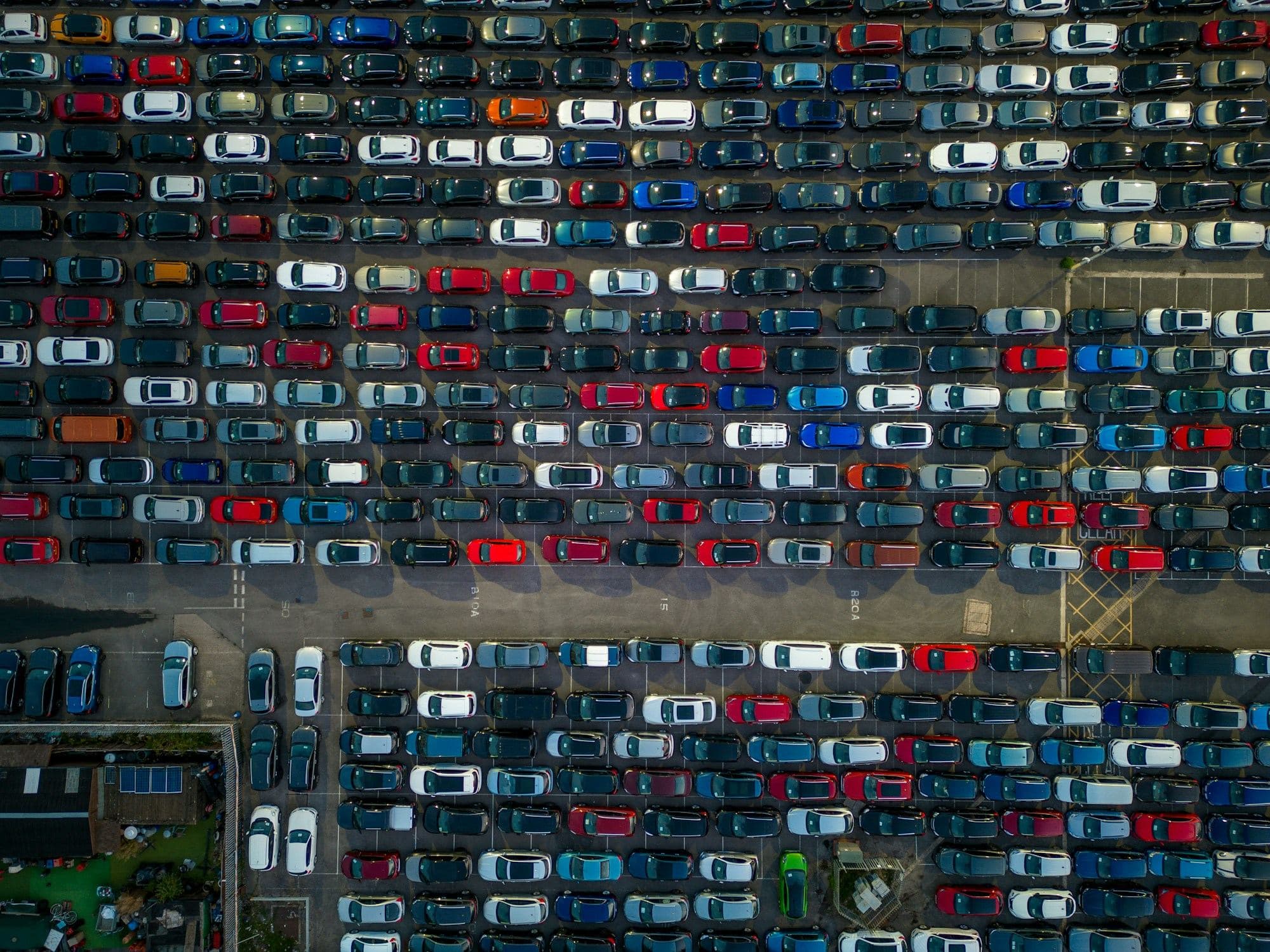 Vue aérienne d’un vaste stationnement d’encan rempli de véhicules