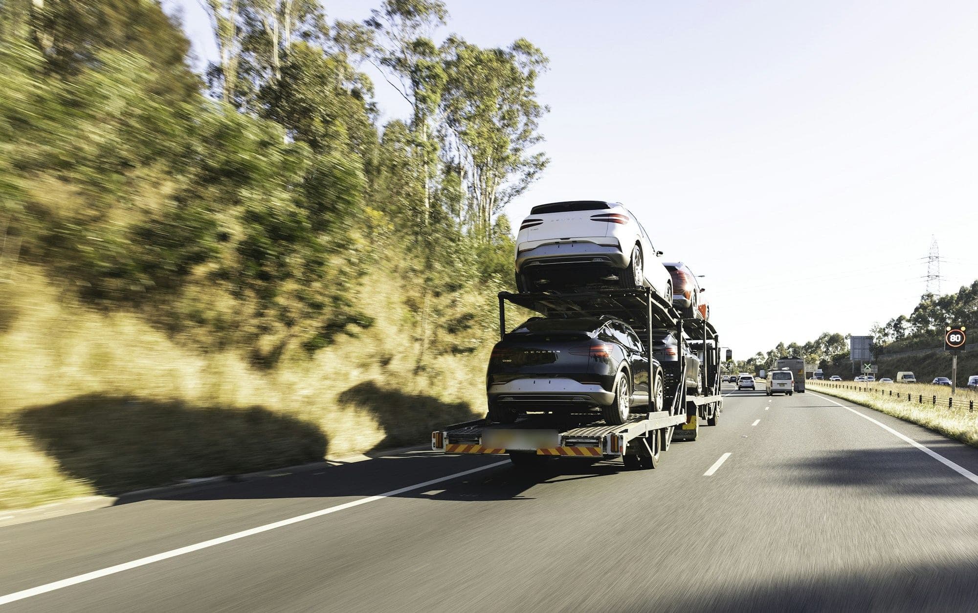 Porte-véhicules chargé roulant sur l’autoroute
